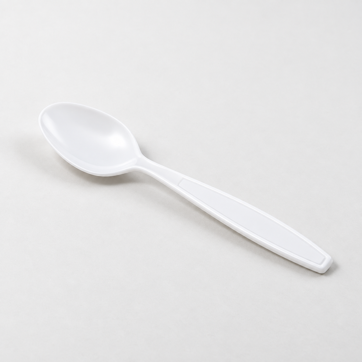 KARAT U2033W white polypropylene teaspoon on a neutral surface, AI-assisted product view